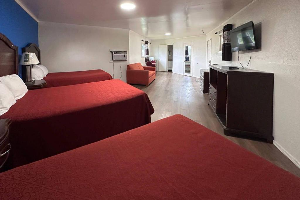 Room, 3 Double Beds, Smoking