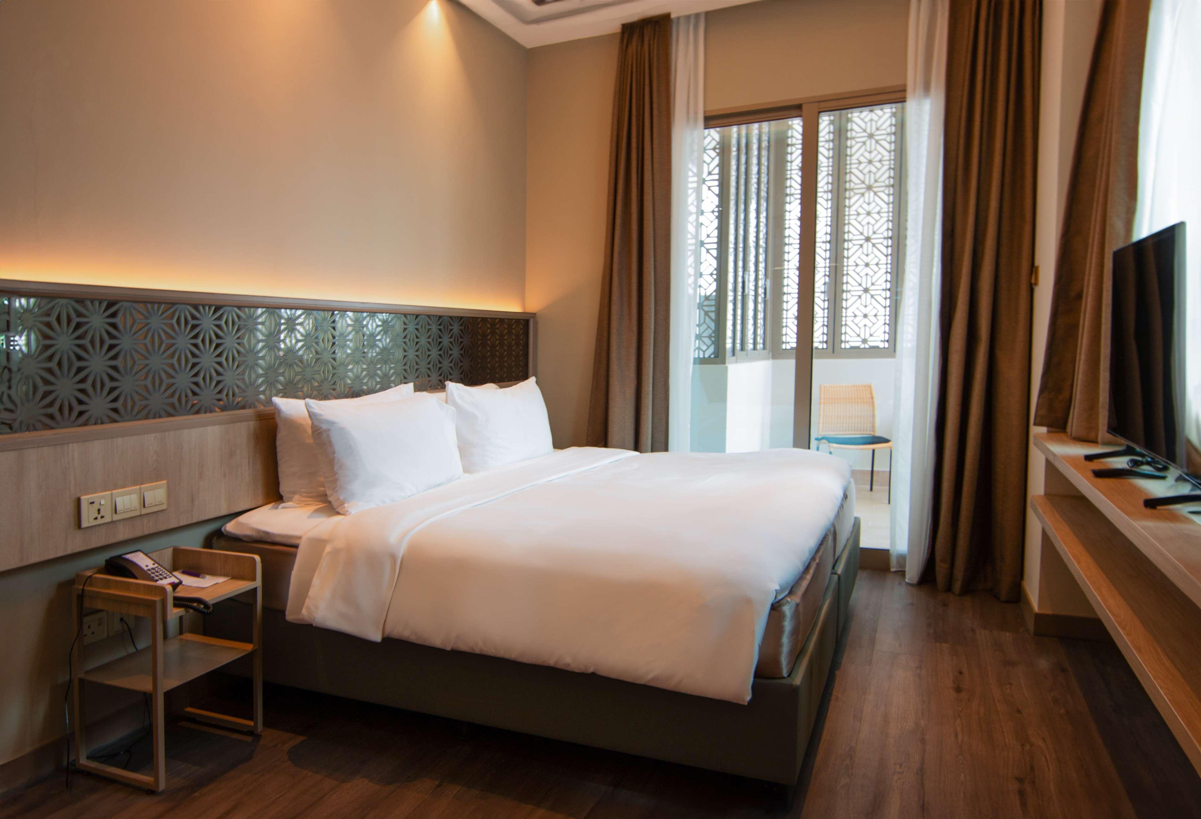 Aqueen Prestige Hotel Jalan Besar 22/42