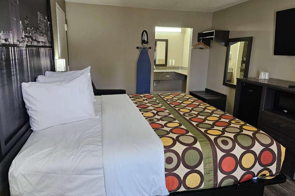 ROOM, KING BED