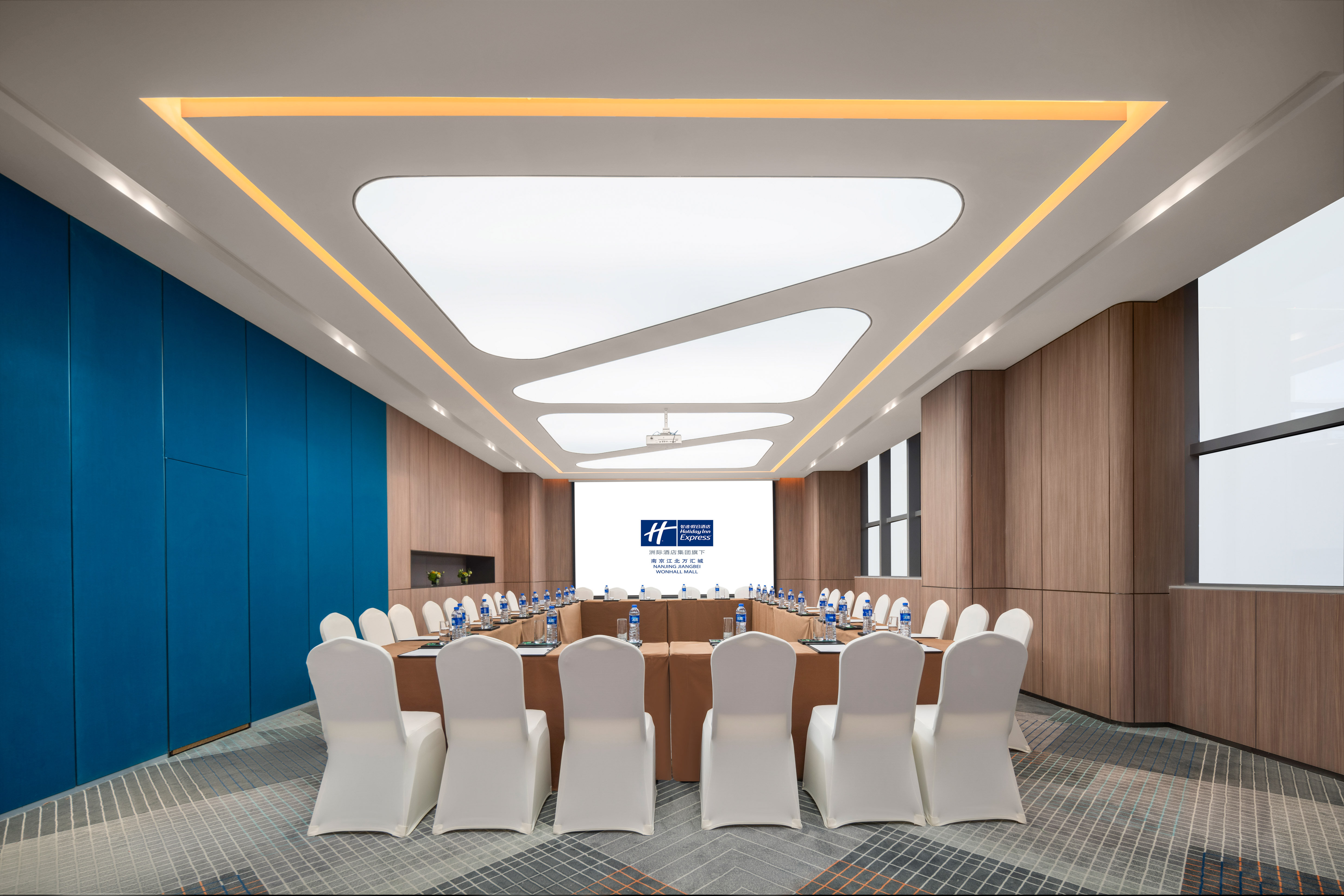 Holiday Inn Express Nanjing Jiangbei Wonhall Mall 24/29