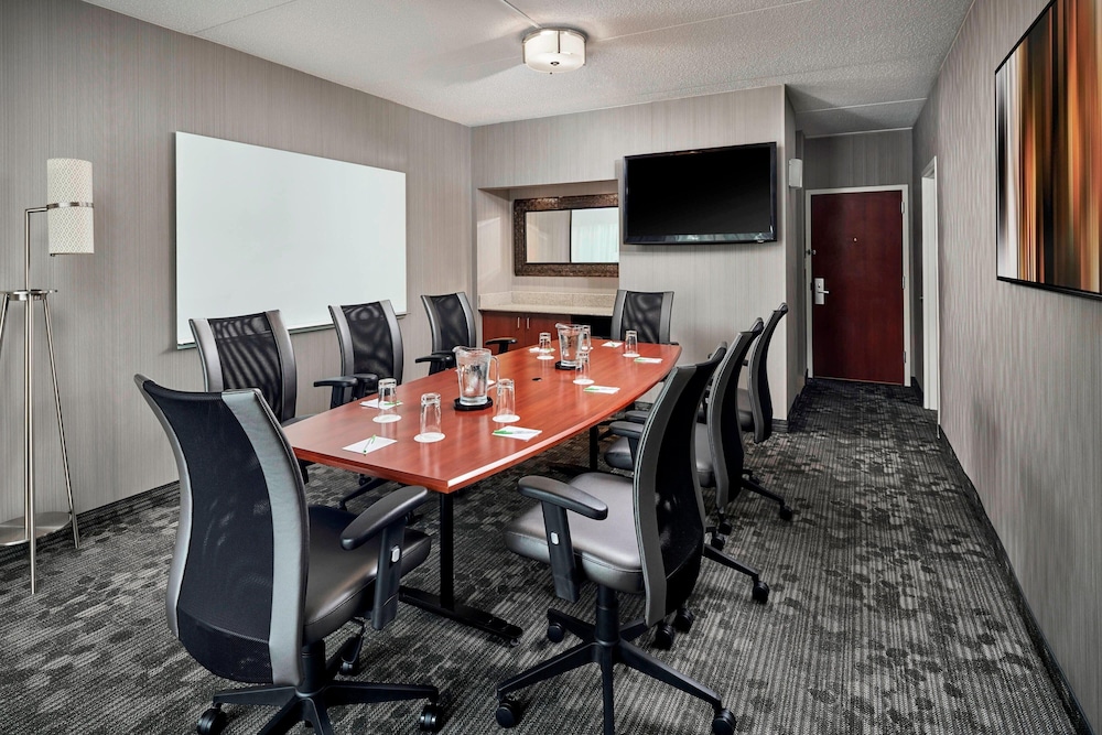 Courtyard by Marriott Baltimore BWI Airport 38/44
