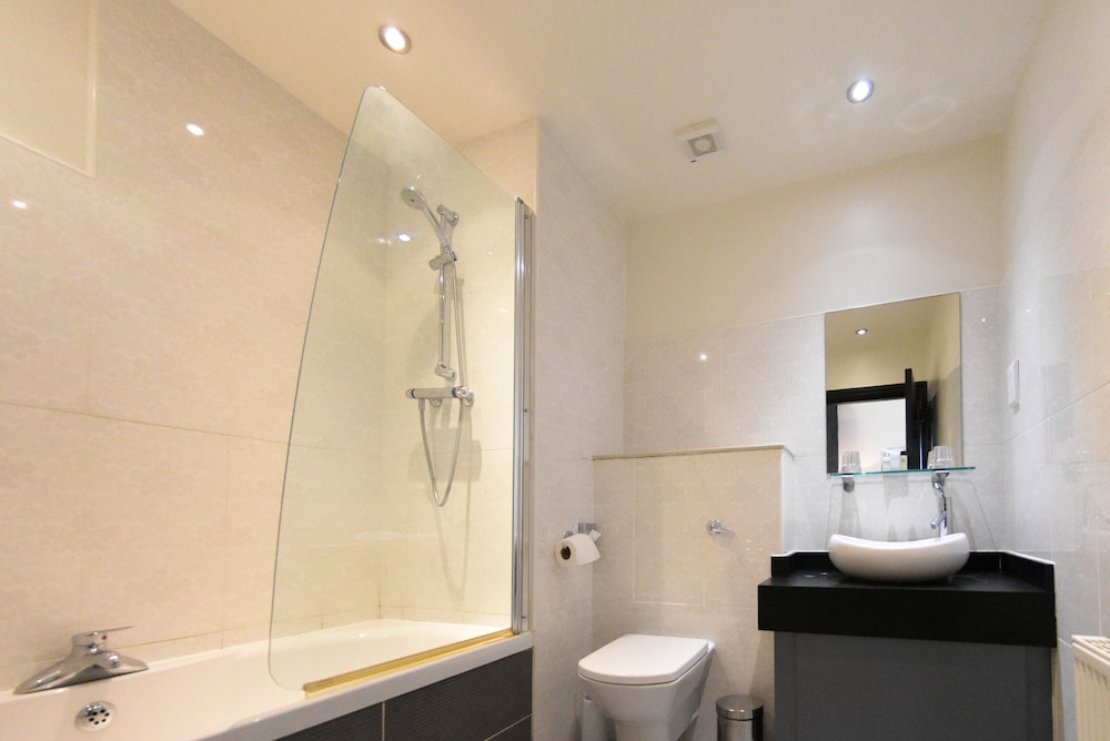 The Carlton Manor Hotel 20/36