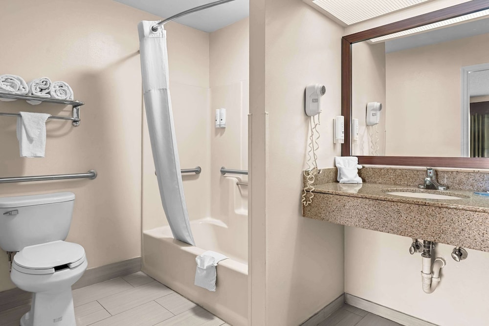 غرفة بسرير كينج لذوي الإعاقة، Quality Inn Eastman 4/4