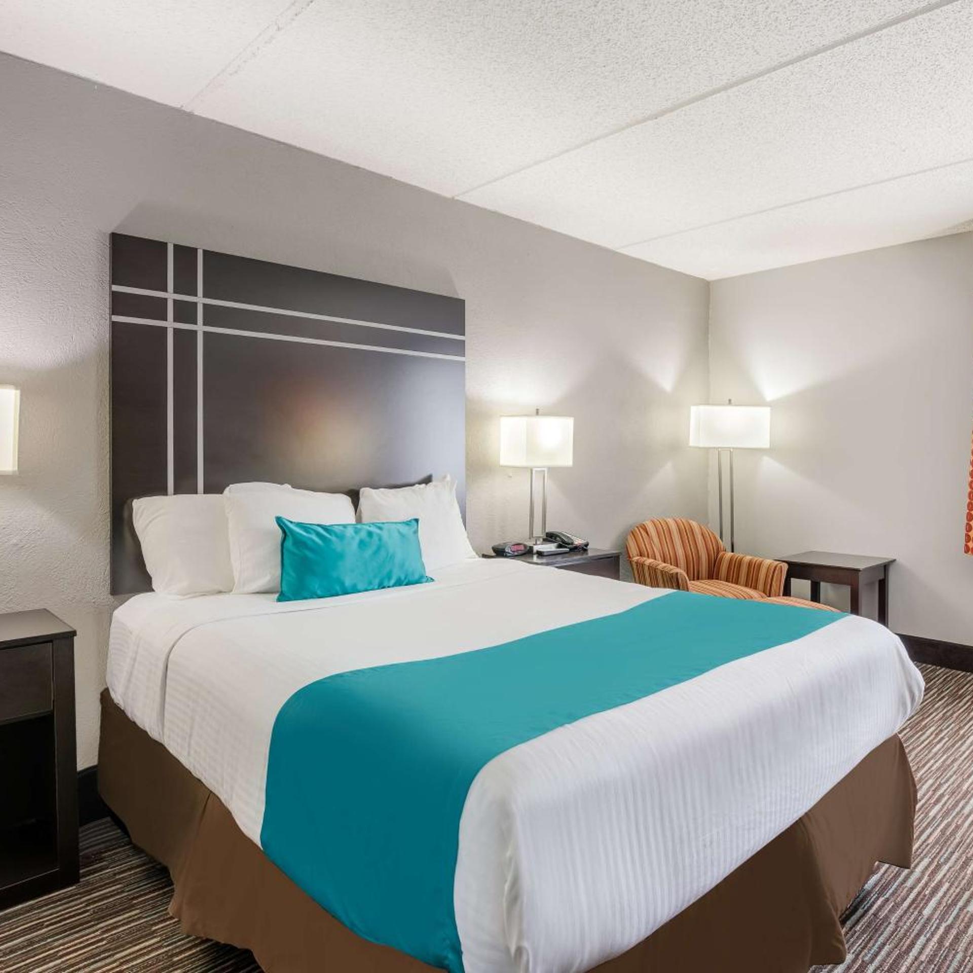 Room at Best Western Waukesha Grand, PEWAUKEE - WI