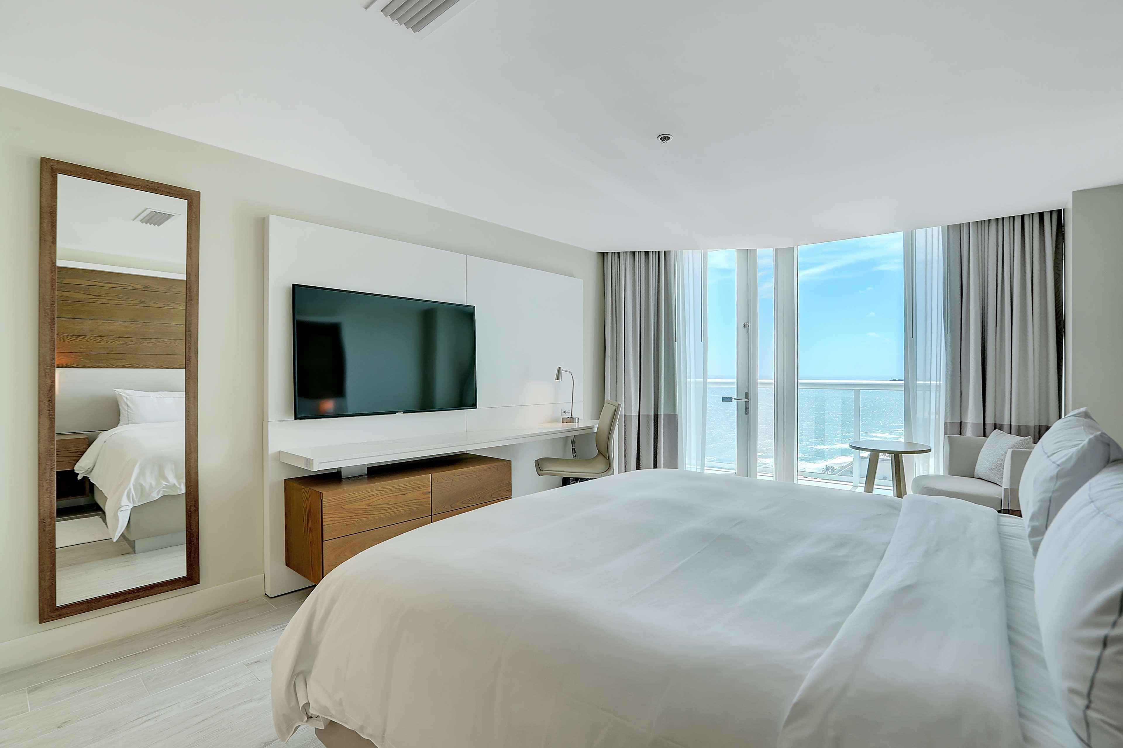 2 Bedrooms, Suite, King Bed, Ocean Front