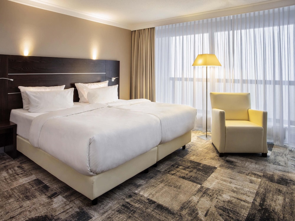 PRIVILEGE, TWIN BEDS