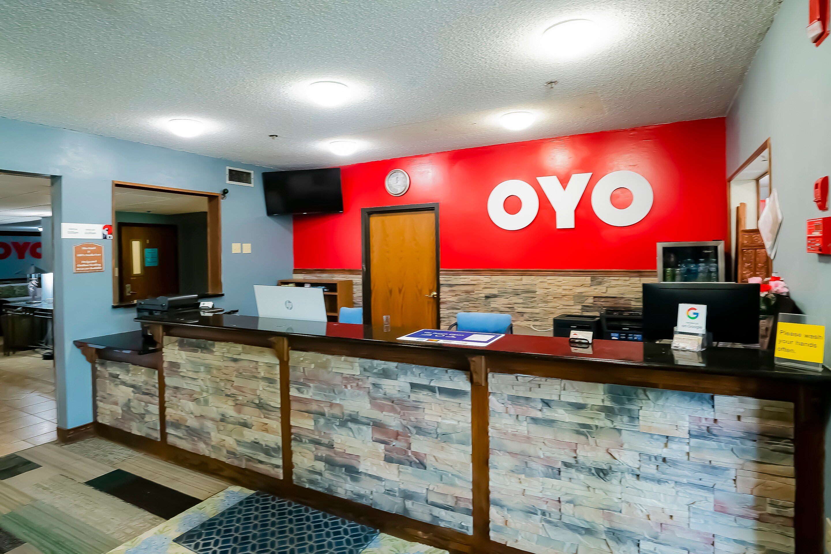 Lobby at OYO Hotel Redwood Falls near Jackpot Casino, Redwood Falls - MN