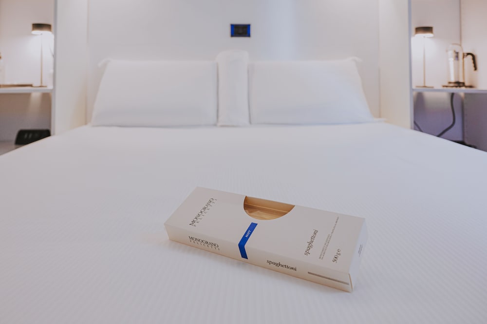 STANDARD, QUEEN BED