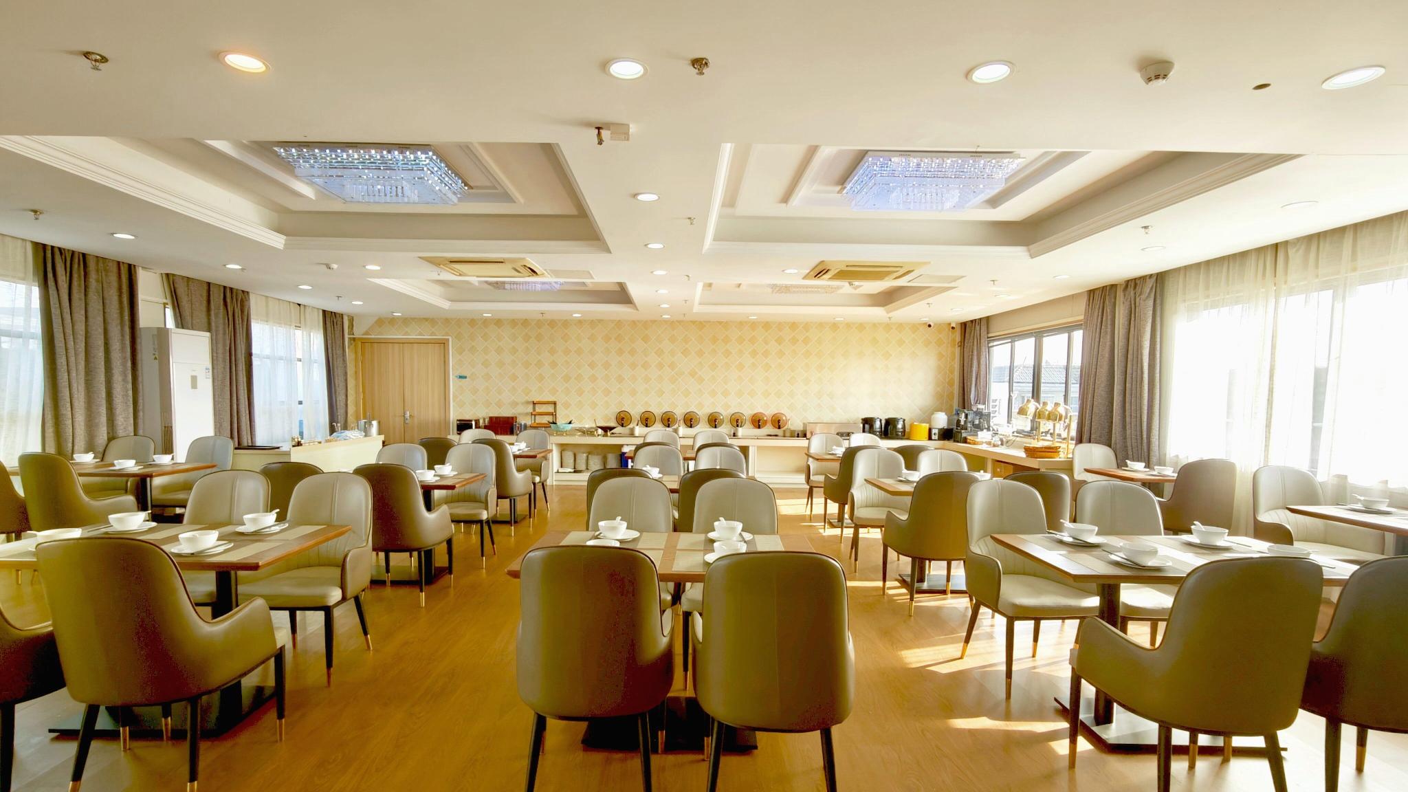 Vienna Hotel (Shanghai Jing'an Gaoping Road) 35/44