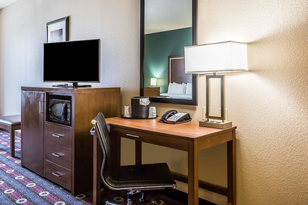 COMFORT INN & SUITES NEWCASTLE - OKLAHOMA CITY 44/47