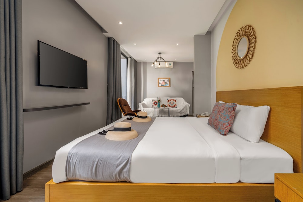Deluxe, King Bed, Balcony, Sanayen Villa & Residences 3/5