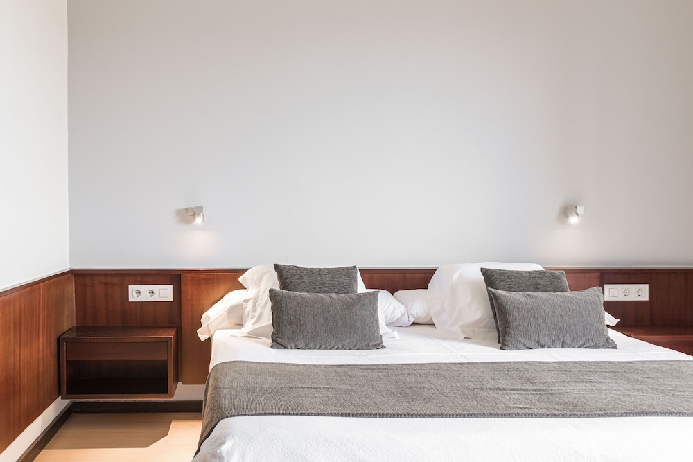 Superior, Queen Bed, Empire Building View