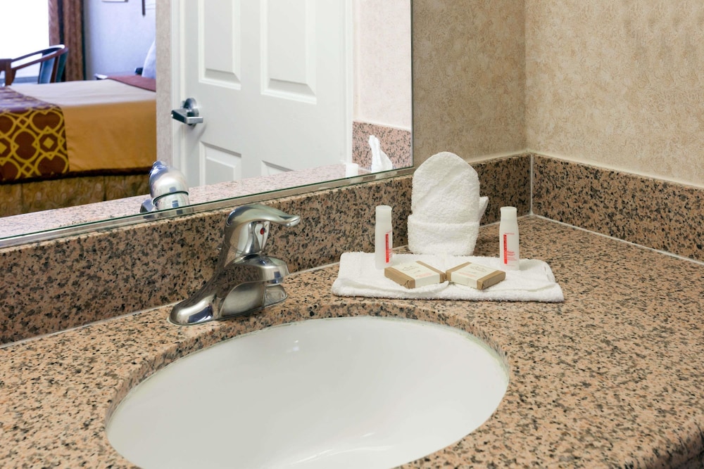 Howard Johnson by Wyndham Pico Rivera Hotel & Suites 24/26