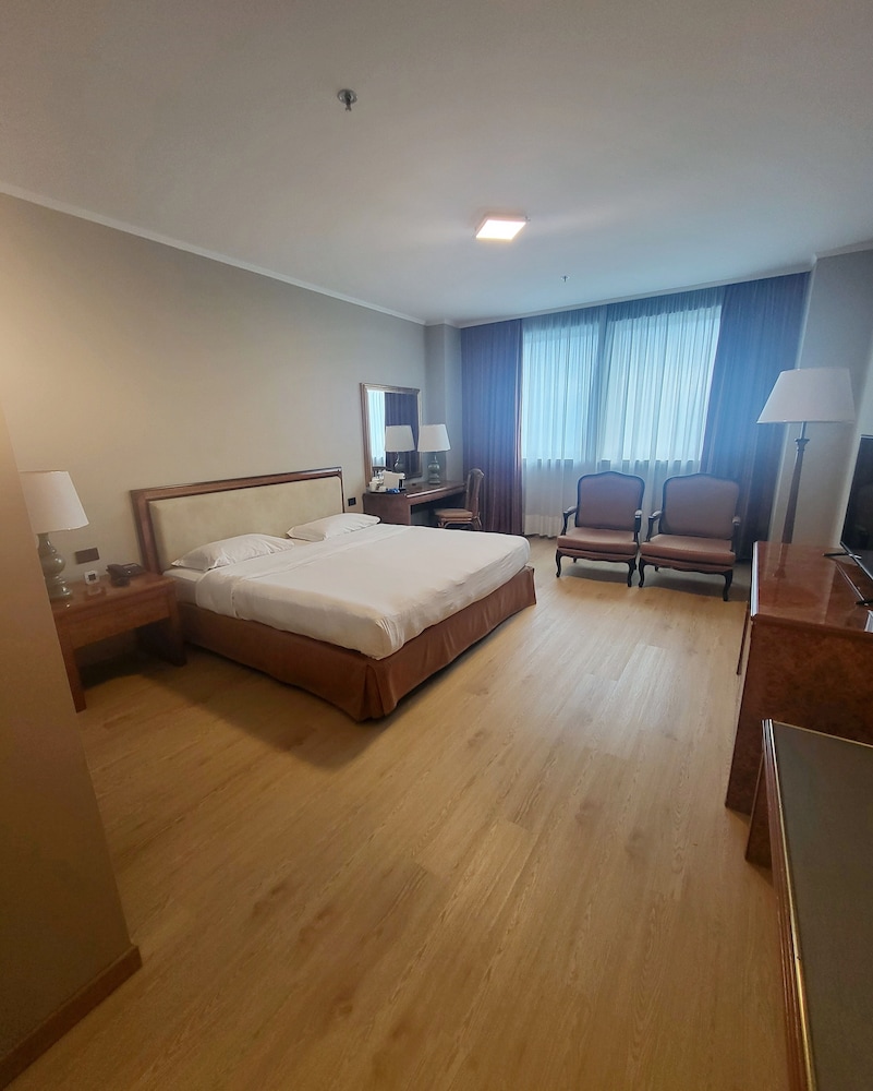 DELUXE, KING BED