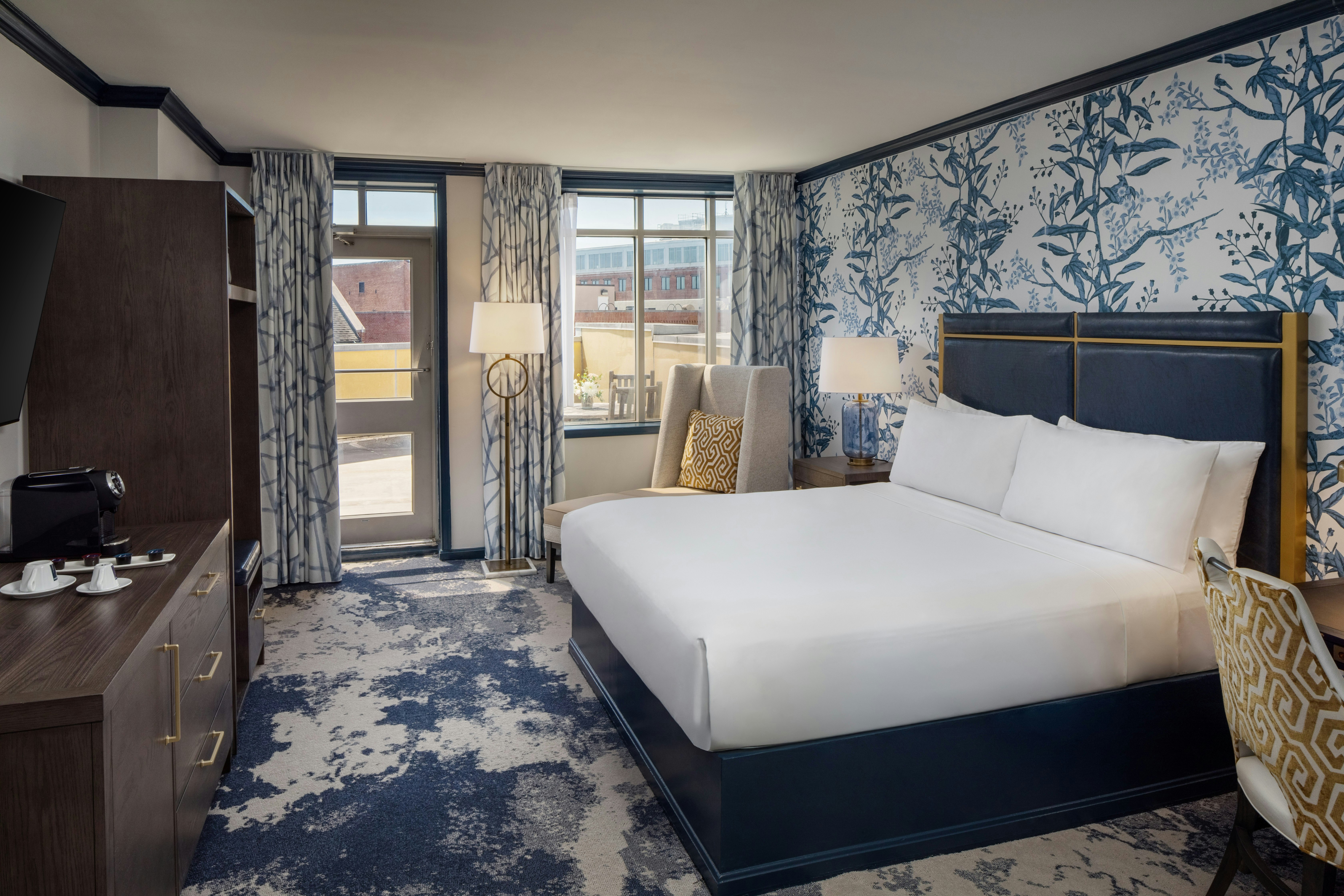ROOM, KING BED, BALCONY