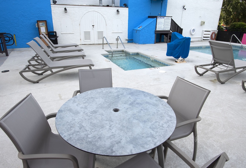 Aqua Beach Inn 39/53