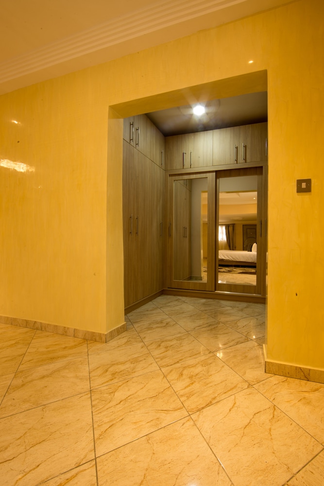Bays Luxury Lodge 25/50