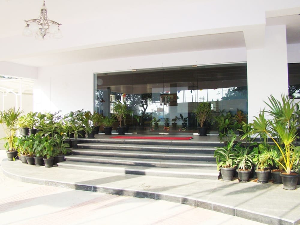 HOTEL GRAND BEE 8/50
