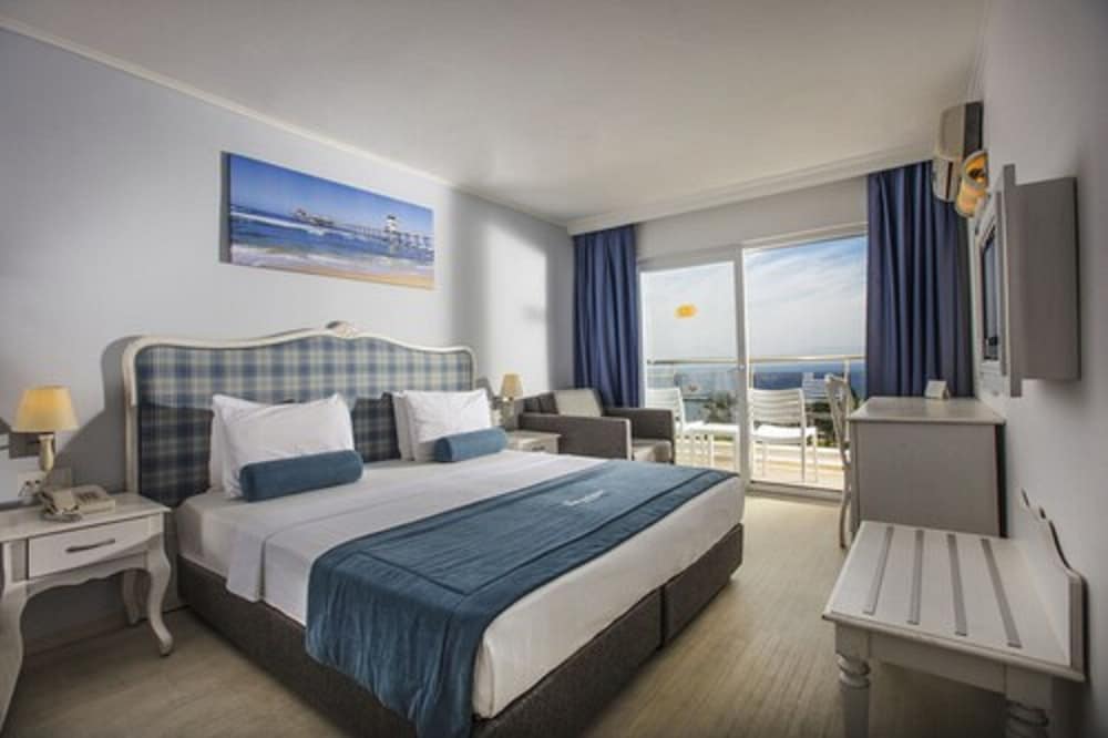 STANDARD, DOUBLE OR TWIN BED, GARDEN VIEW