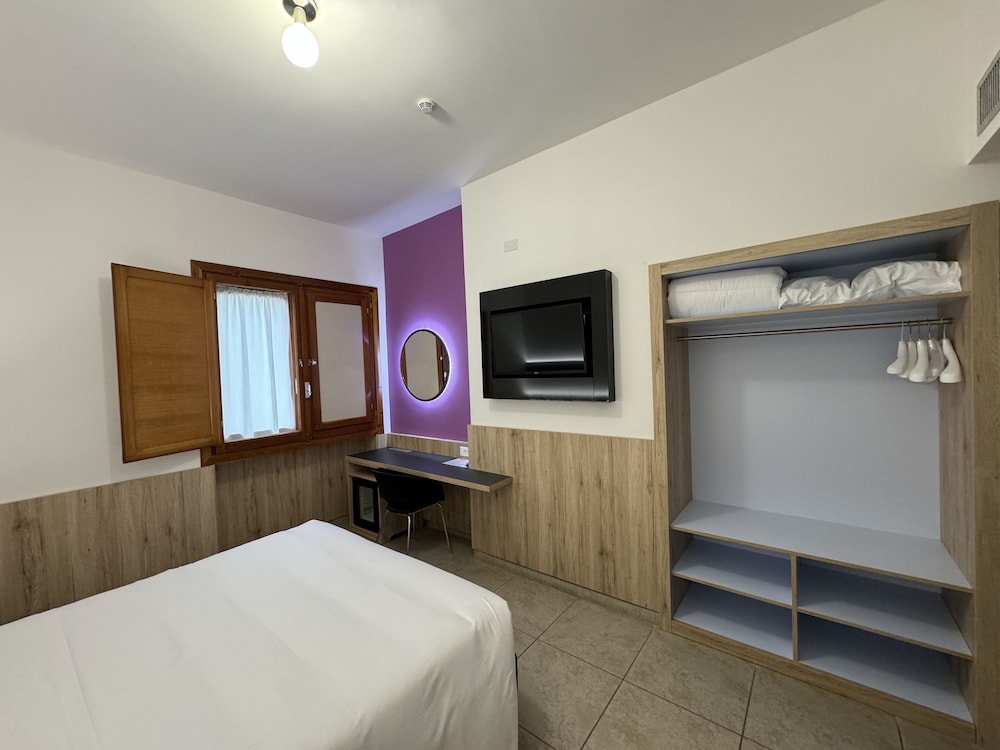 Hotel Holidays 24/54