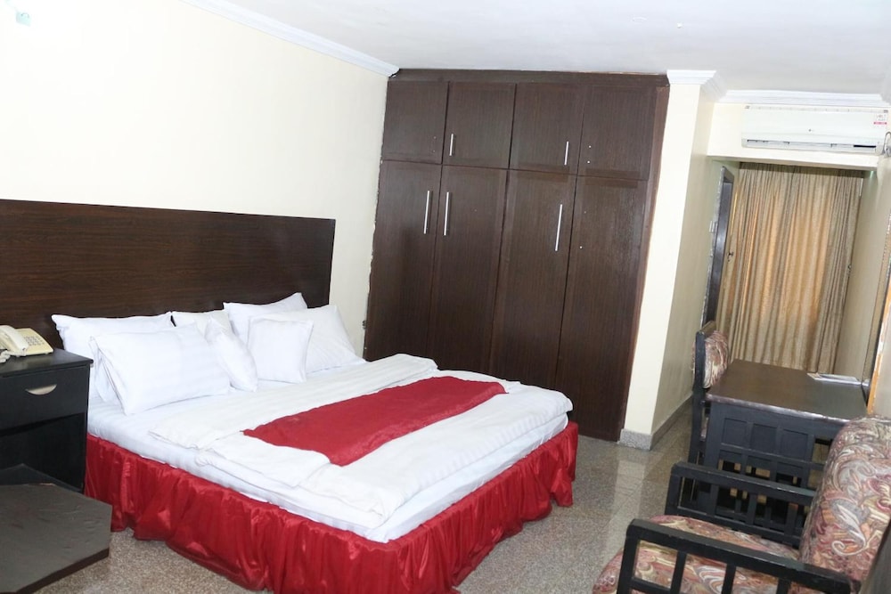 Sissi Hotel 6/17