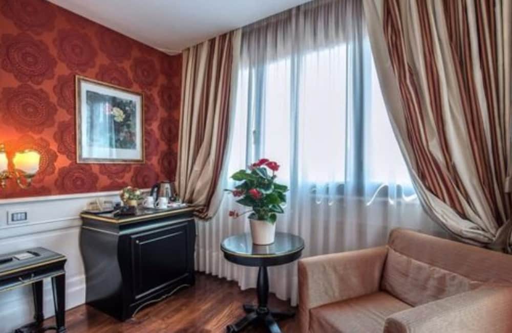 Albergo Del Senato 34/40