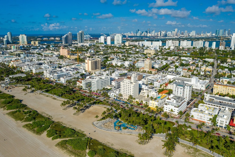 Leslie Hotel Ocean Drive 62/66