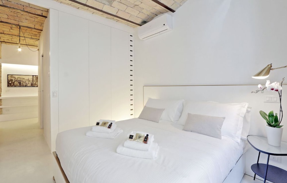 Design Flat for 4 near Colosseum 7/24
