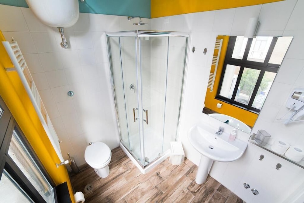 Mixed Dorm, 8 Beds, 4 Bunk Beds, Ostello Bello Napoli 3/3