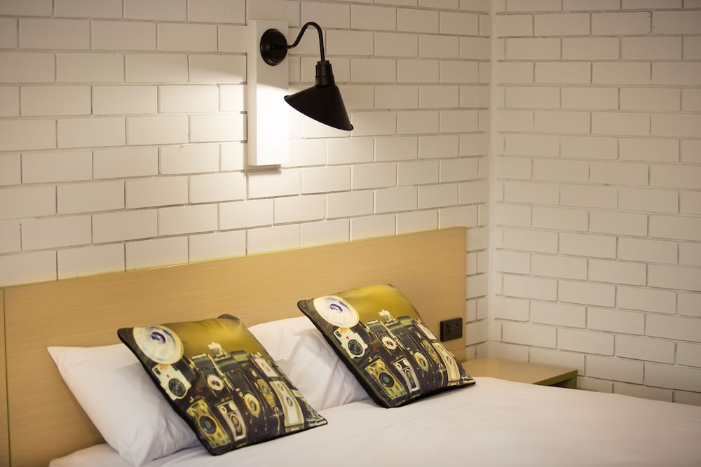 BOOMERANG HOTEL 12/48
