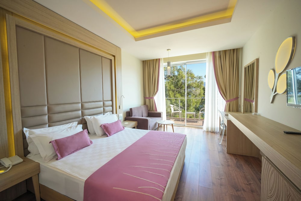 Standard, 1 Double and 1 Single Bed, Sea Side, on the Side