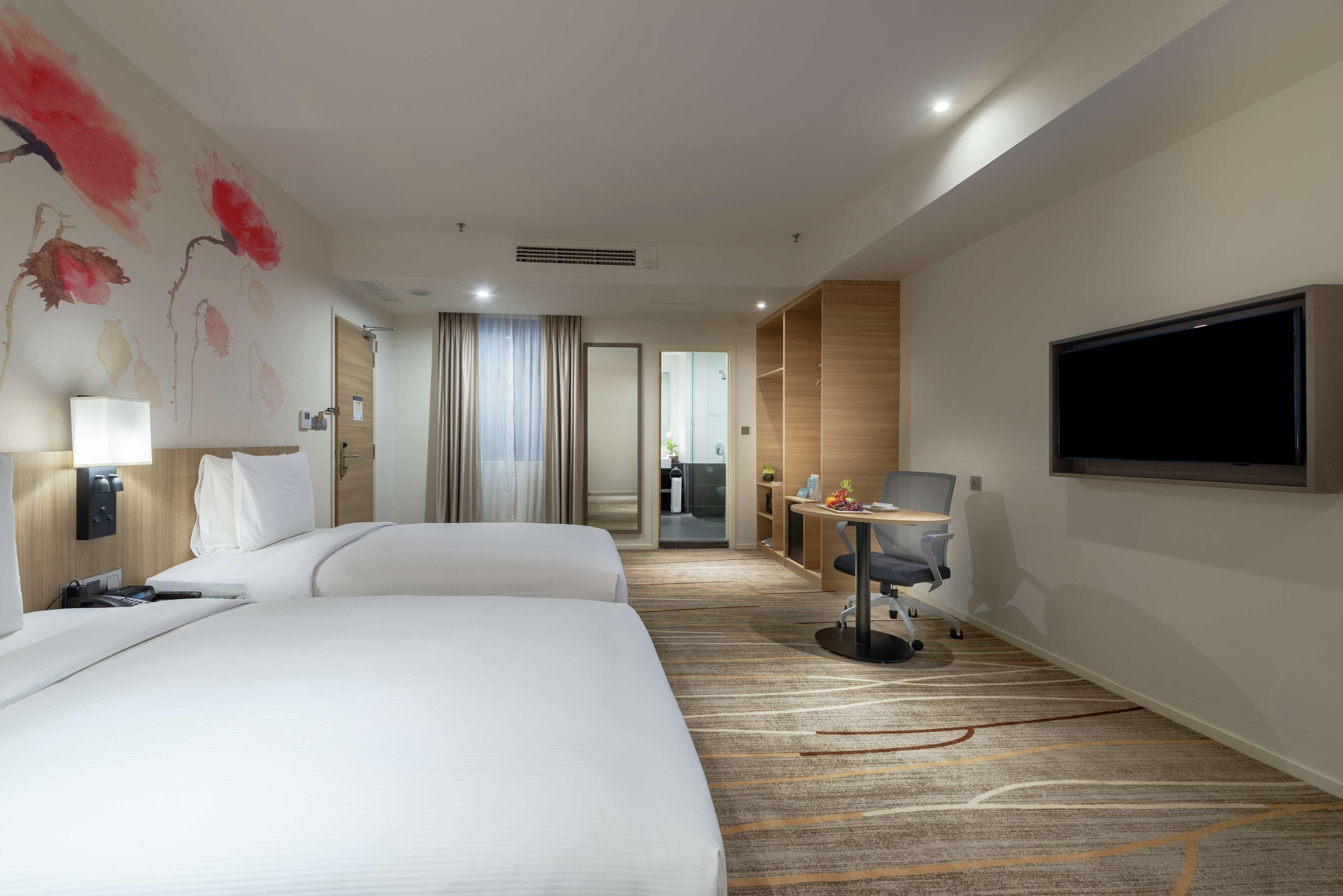 GUEST ROOM, TWIN BEDS, TWIN TOWERS VIEW