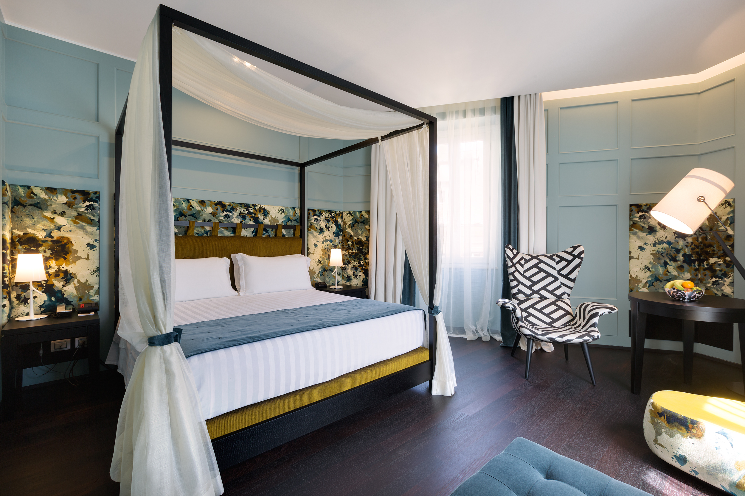 ROYAL, SUITE