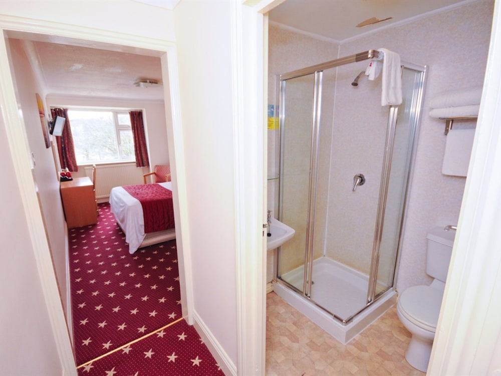 Denewood Hotel - Guest Accomodation 30/48