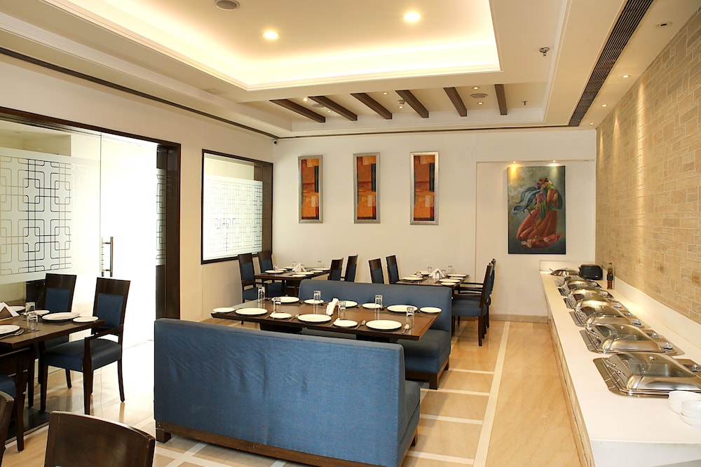 Lobby at Inde Hotel Signature Tower, DELHI