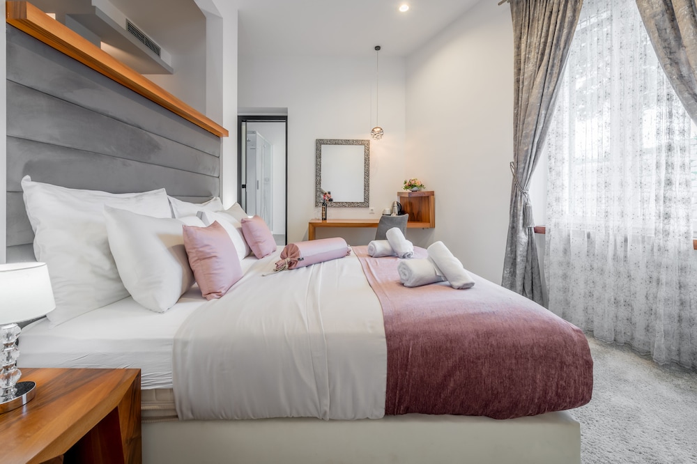 Starlight Luxury Suites 19/40