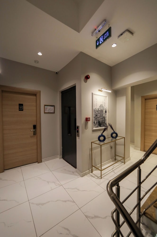 Dove Hotel 4/47