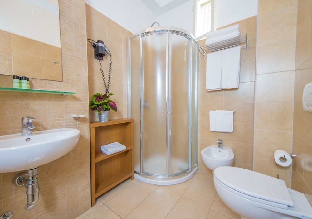 Mediterraneo Hotel and Suites 45/50