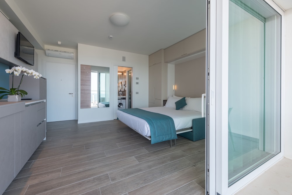 Room, Triple, Hesperia Hotel & Residence 5/10