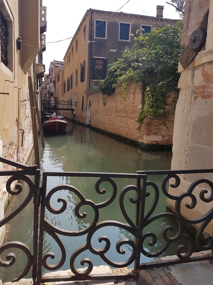 Friendly Venice Suites 21/48