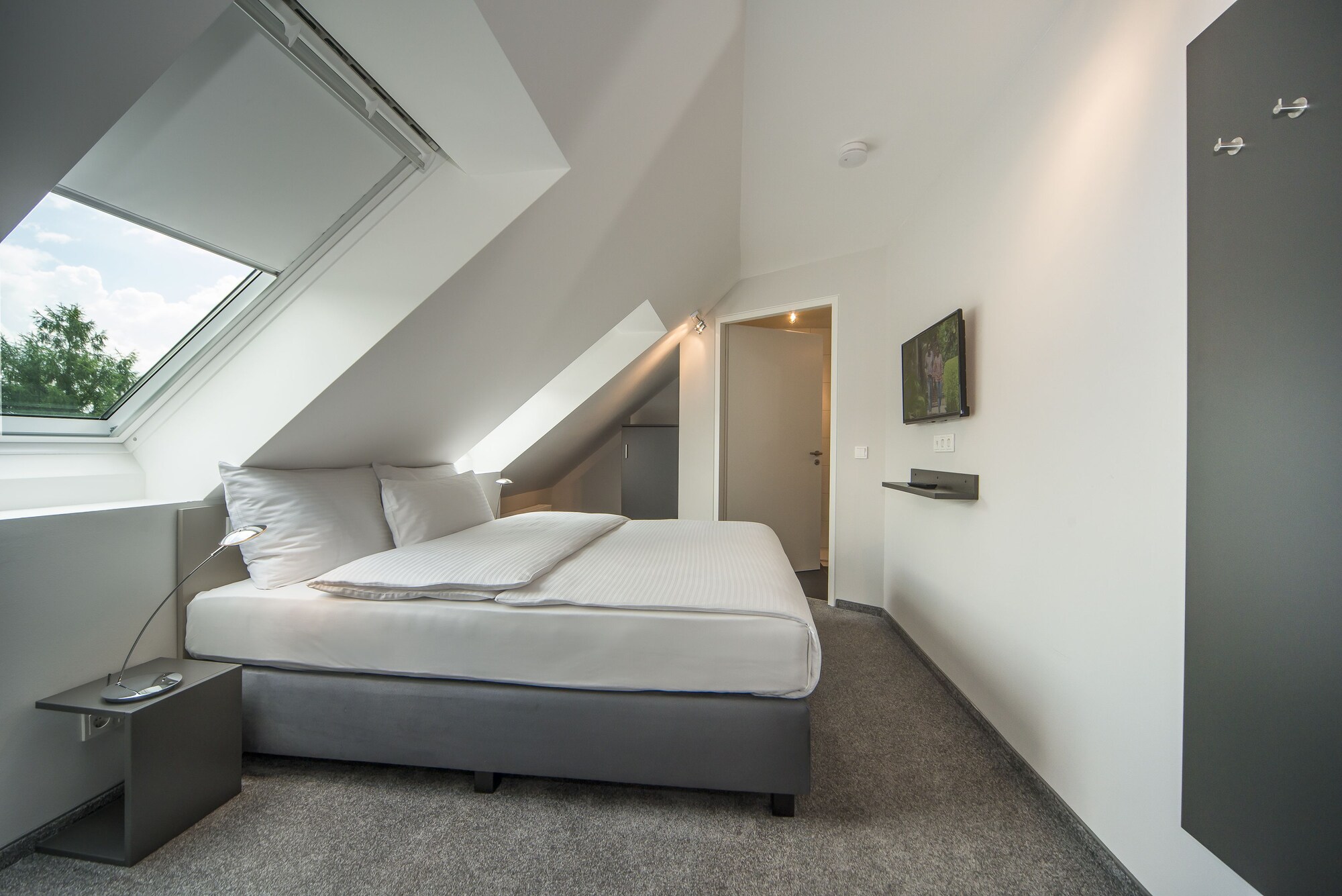 1 BEDROOM, SUITE