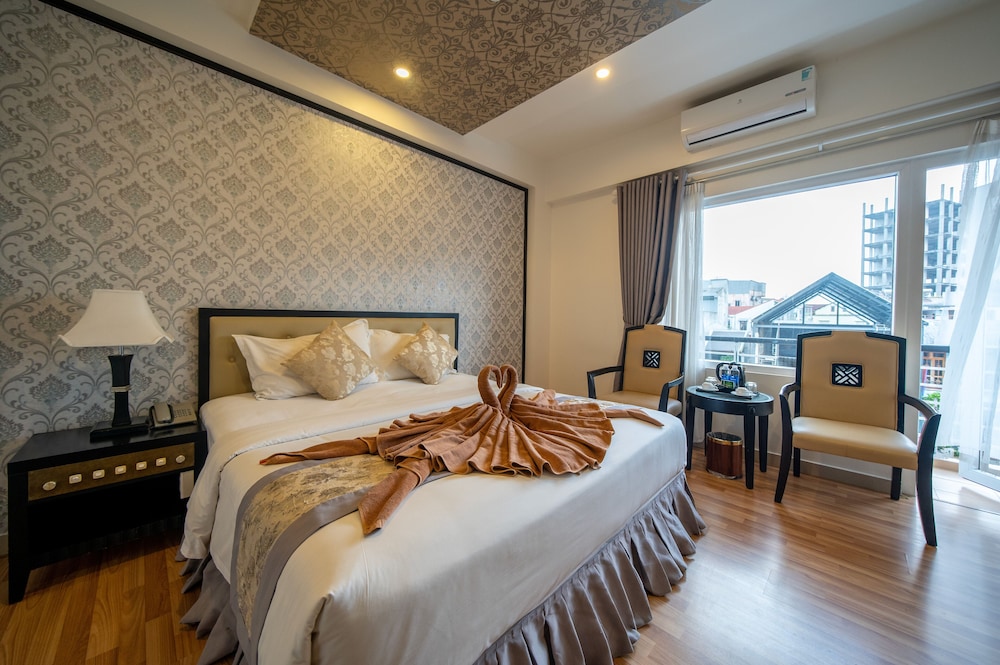 SUPERIOR, DOUBLE BED, CITY VIEW