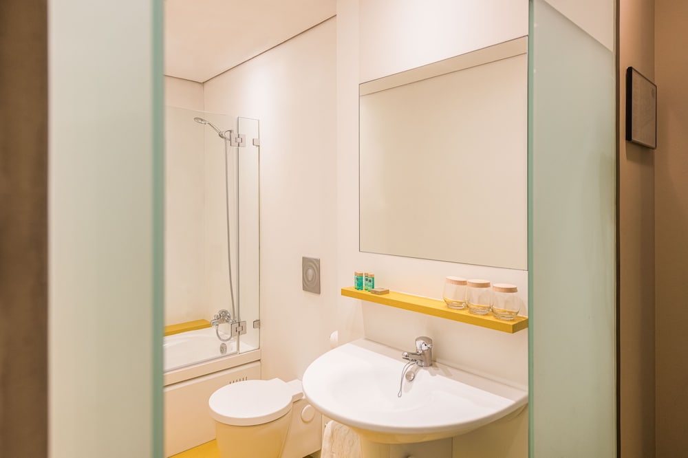 Emporda Hotel 65/66