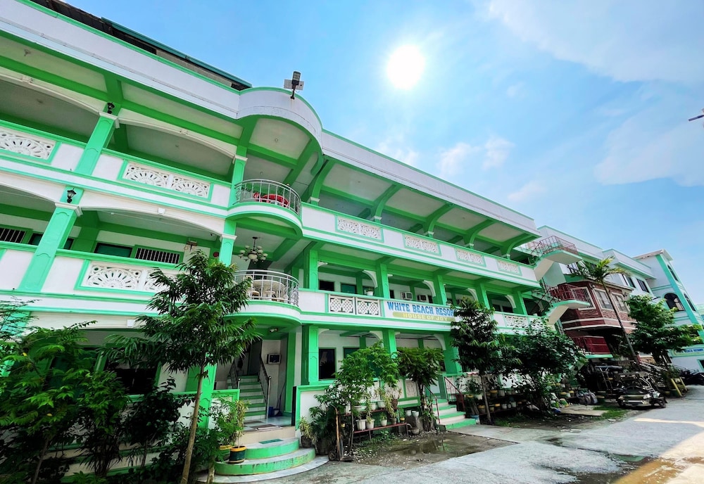 White Beach Hotel Bar And Restaurant 17/90