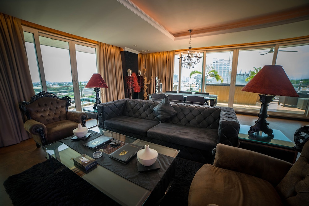 Fields Plaza Suites 48/65