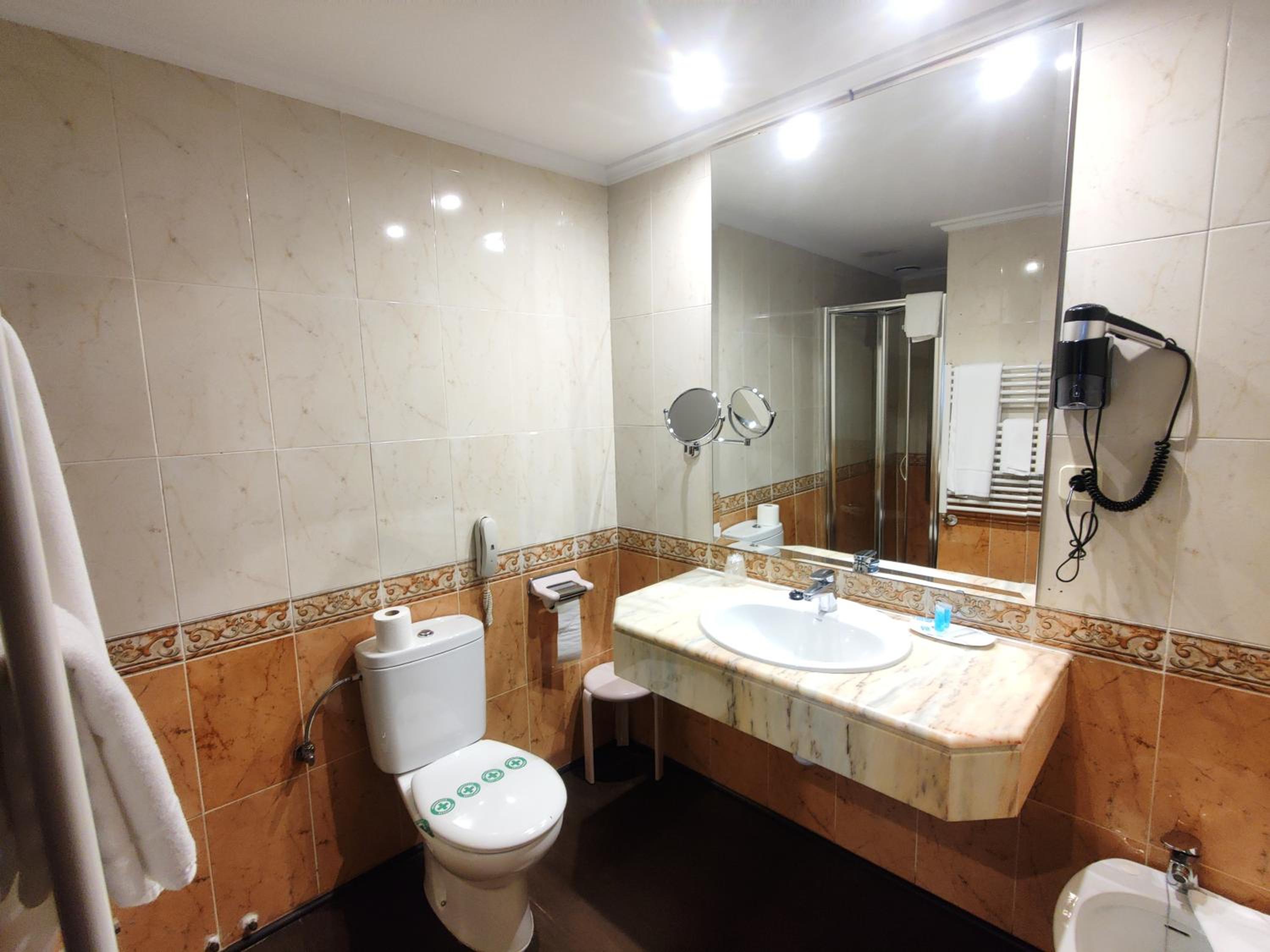 Hotel Leonor Miron 54/55