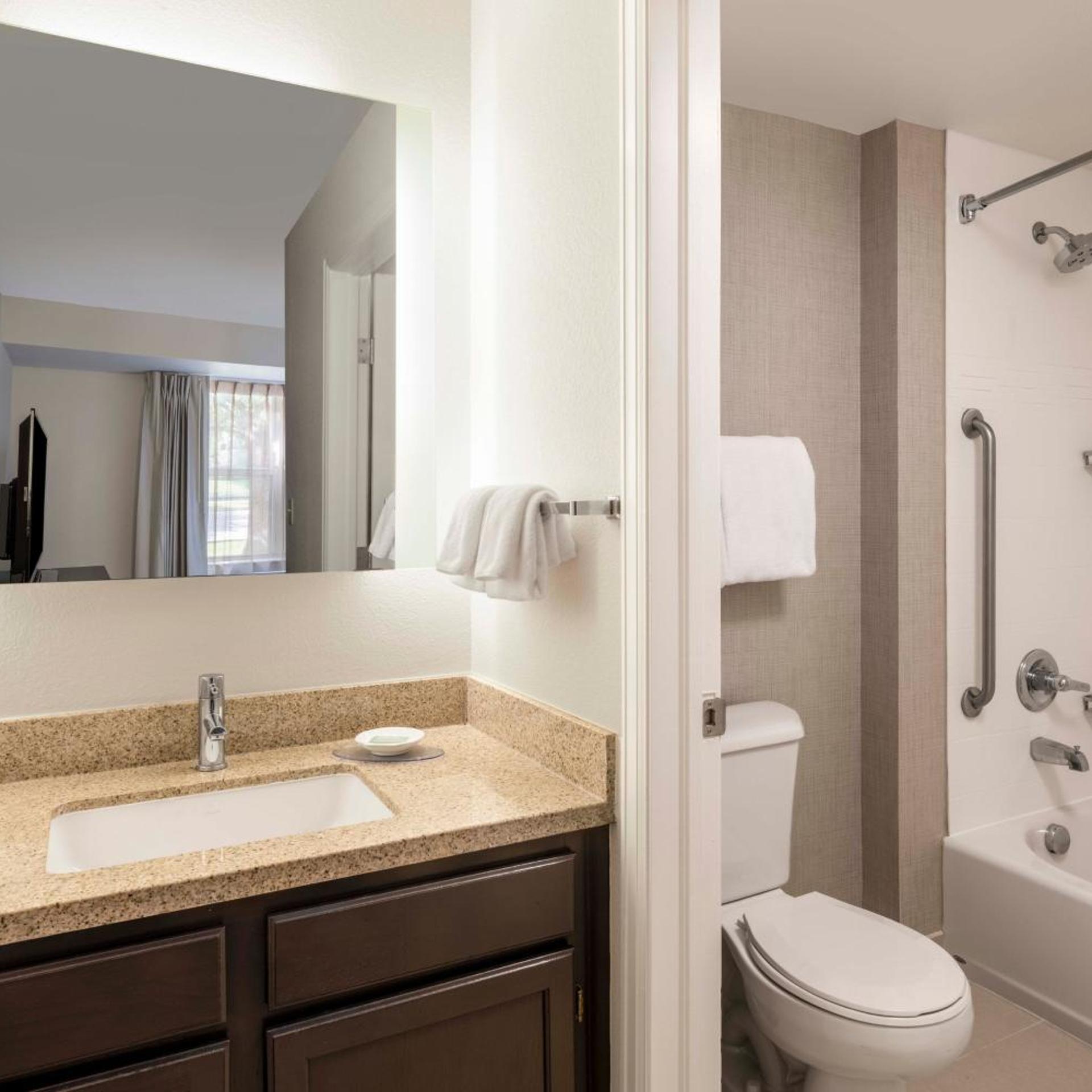 استوديو بسرير كينج مع أريكة بحوض استحمام لذوي الإعاقة، Residence Inn Denver Southwest Lakewood 2/4