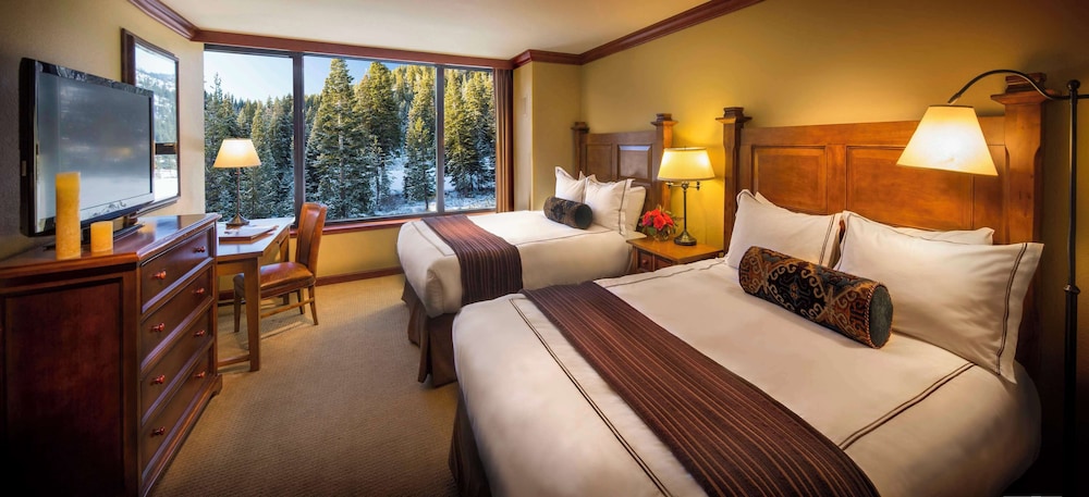 Deluxe, 2 Queen Beds, Forest View