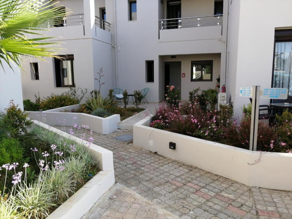 Carisa Suites and Apartments 44/50