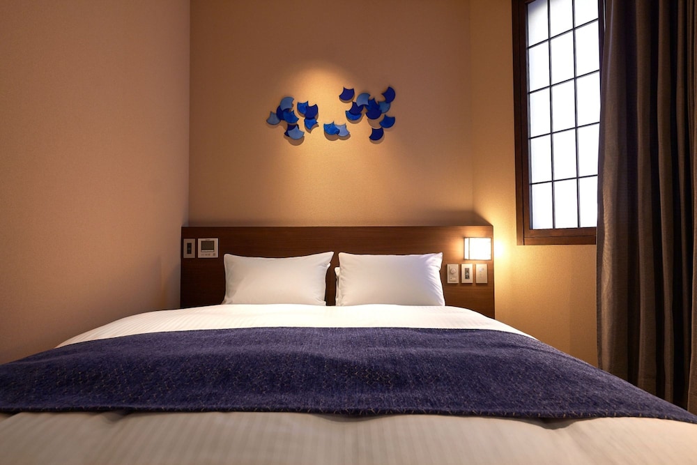 STANDARD, QUEEN BED